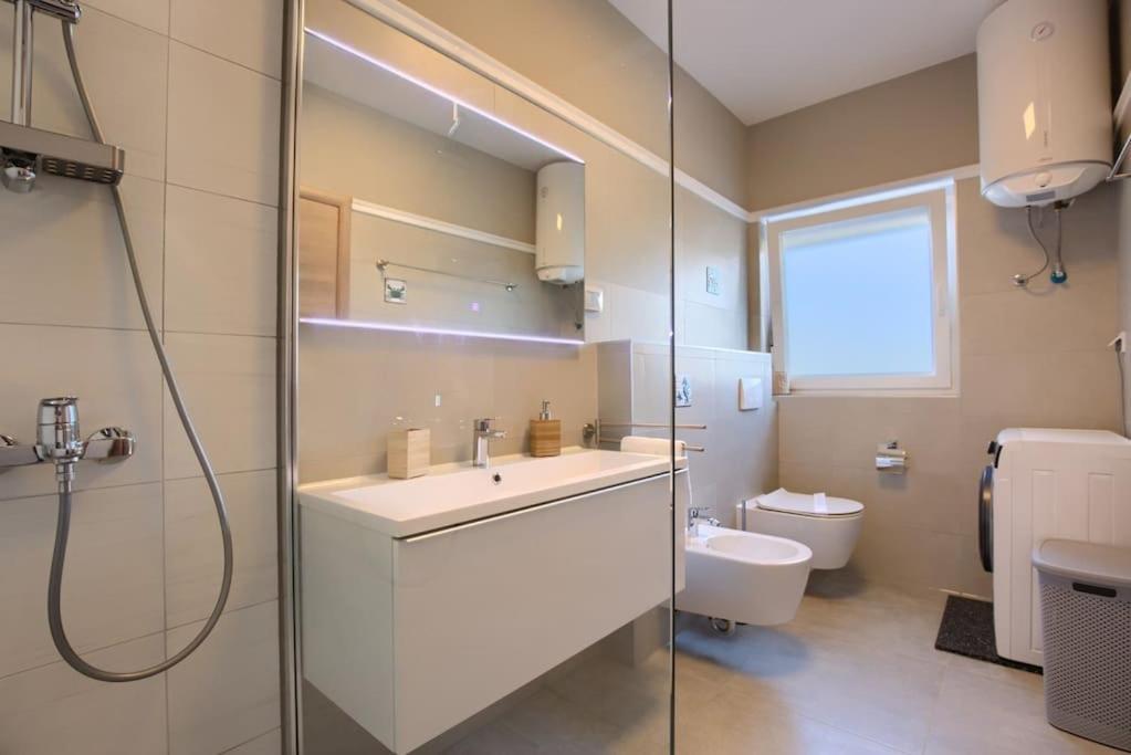 Apartment Sunrise Fuer 6 Personen In Pula-Stinjan Exterior photo