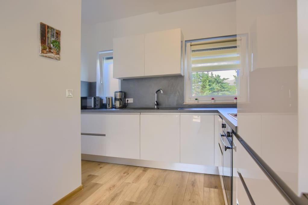 Apartment Sunrise Fuer 6 Personen In Pula-Stinjan Exterior photo