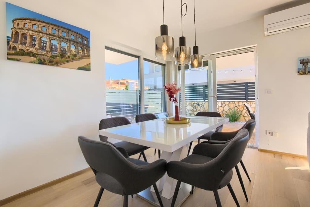 Apartment Sunrise Fuer 6 Personen In Pula-Stinjan Exterior photo