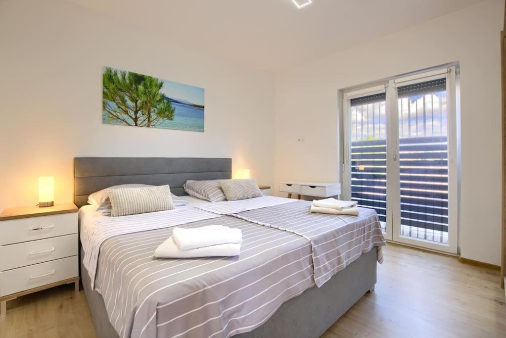 Apartment Sunrise Fuer 6 Personen In Pula-Stinjan Exterior photo
